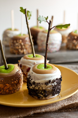 Cookies and Creme Caramel Apples - Cooking Classy