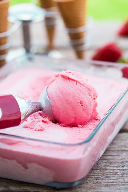 strawberry frozen greek yogurt {3 ingredients} | Cooking Classy