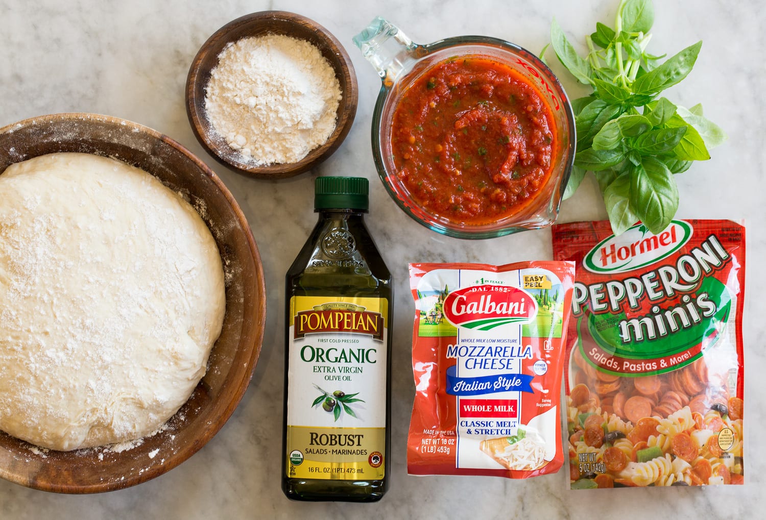Ingredients needed to make grilled pizzas.