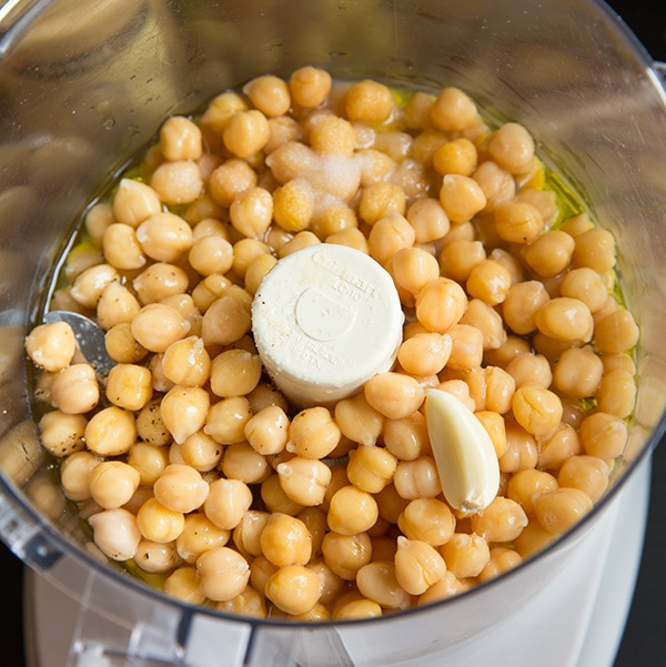 Garlic and chickpeas in a food processor