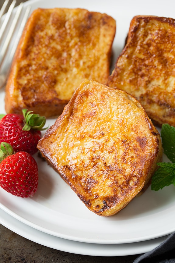 Angel Food Cake French Toast med frisk jordbærsirup | Cooking Classy