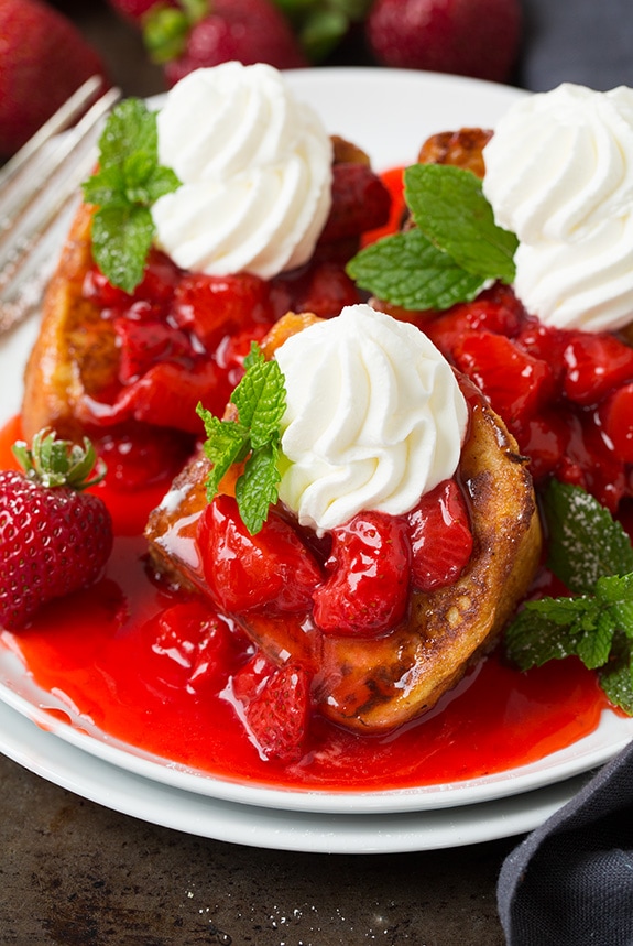 Tartine de gâteau de nourriture d'ange avec sirop de fraise frais | Cooking Classy
