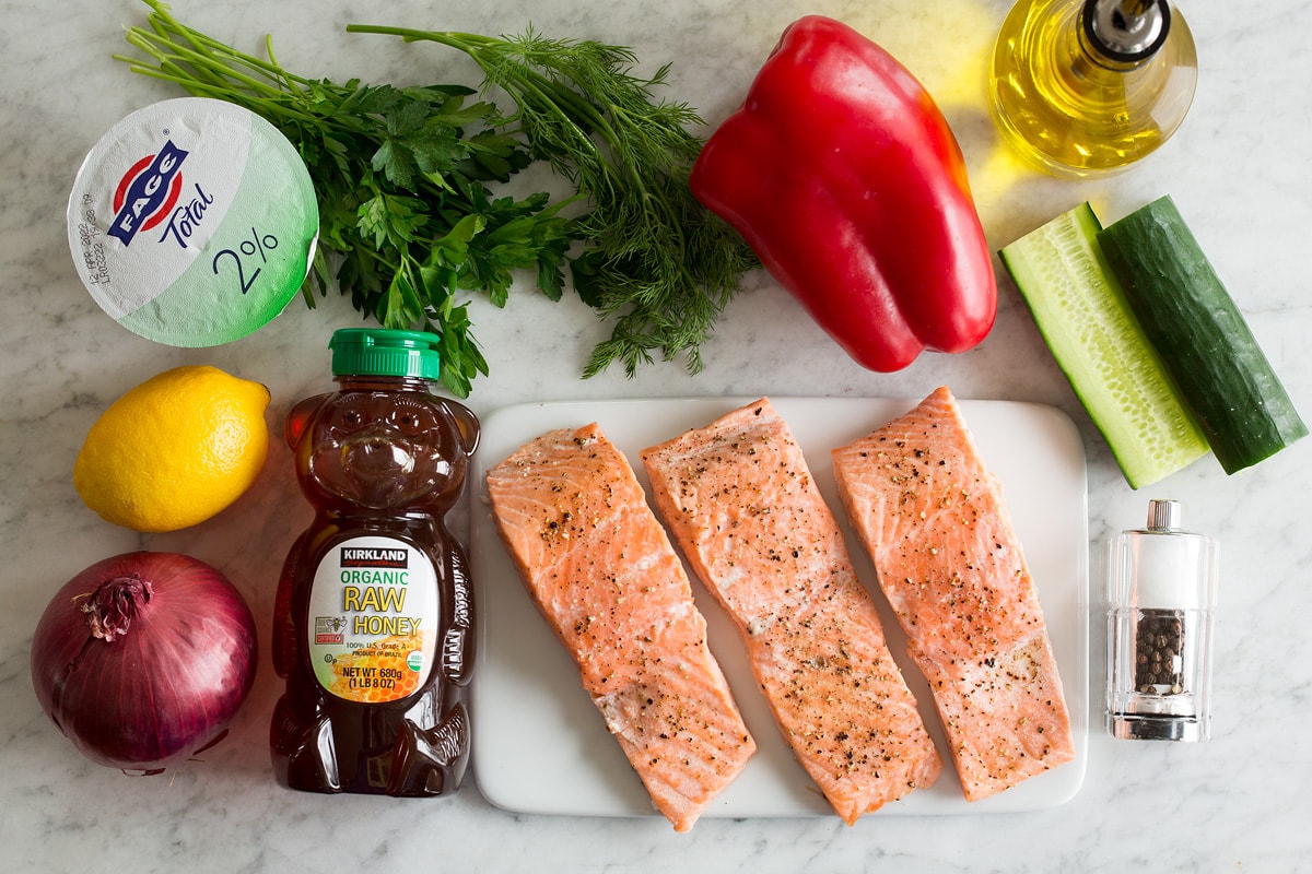 Ingredienti necessari per preparare l'insalata di salmone mostrati qui.