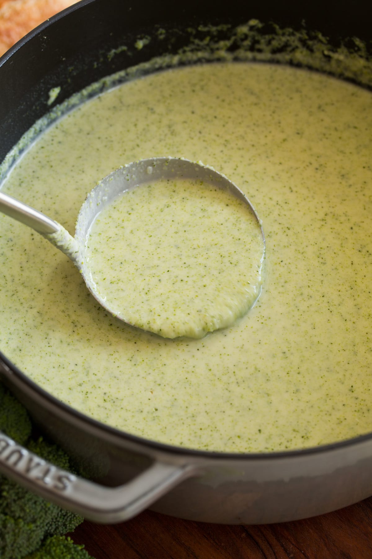 Concha cheia de sopa de brócolis.