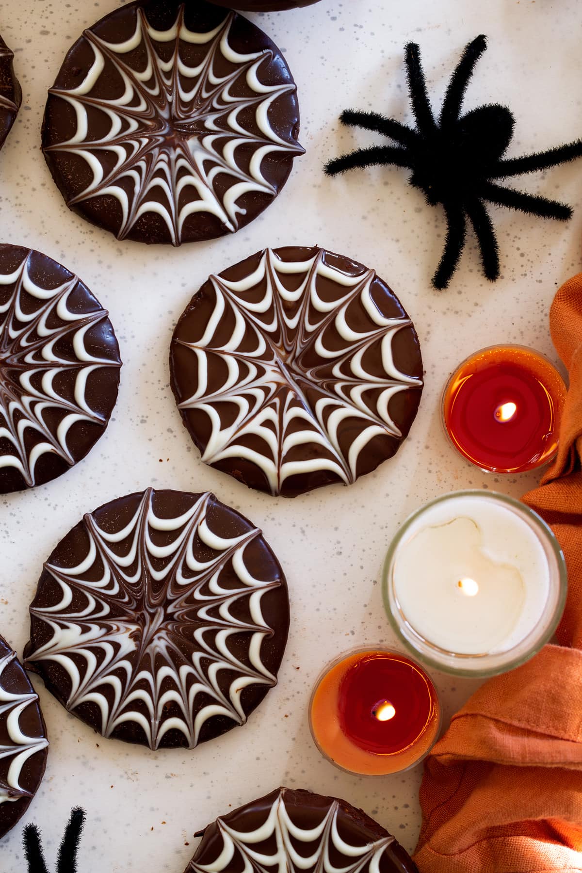 Primo piano foto che mostra le tubazioni di ragnatela di cioccolato sui biscotti di Halloween.