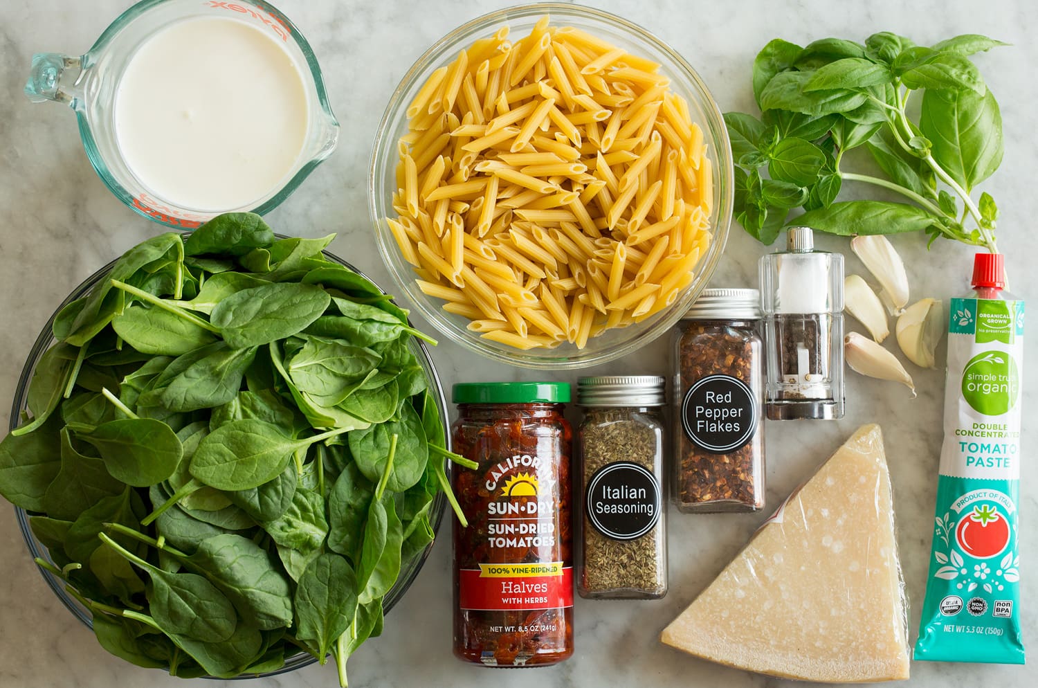 Ingredients needed to make sun dried tomato pasta.