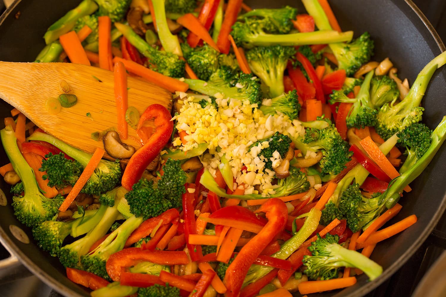 Brocoli, carottes, poivron, ail et gingembre sautés. 