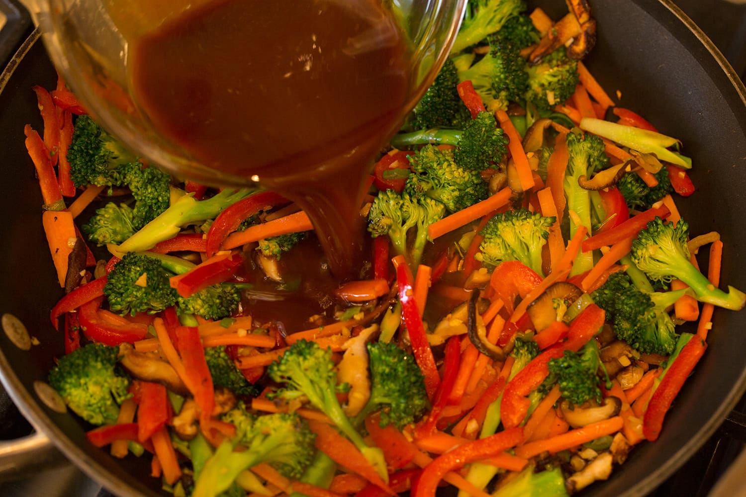 Ajouter la sauce pour sauté aux légumes sautés.