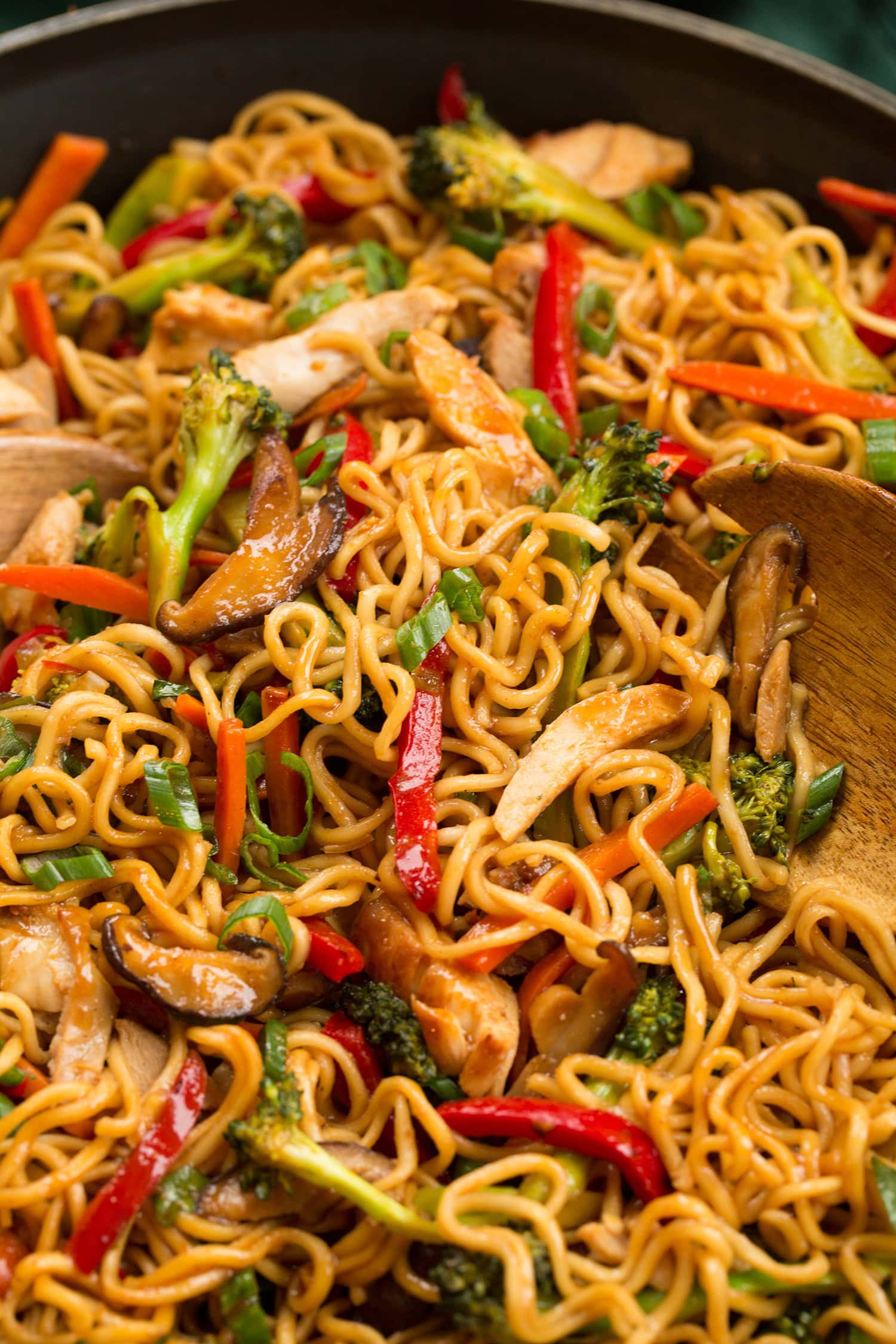 Faites frire les pâtes avec le poulet et les légumes disposés étroitement dans une poêle.