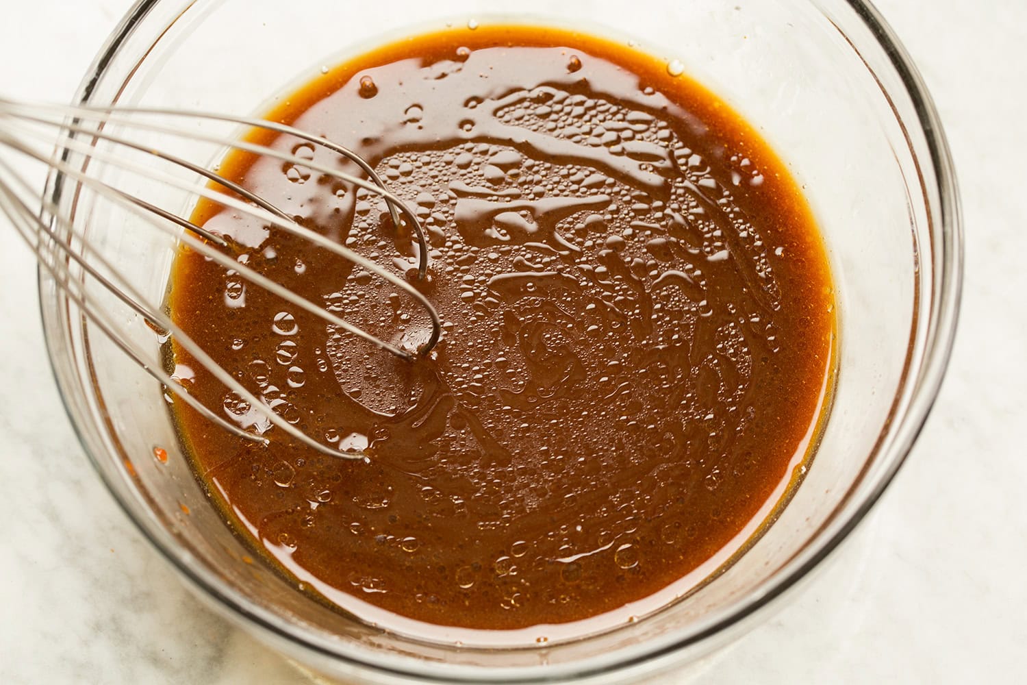 Faites frire la sauce pour pâtes mélangée dans un bol en verre.