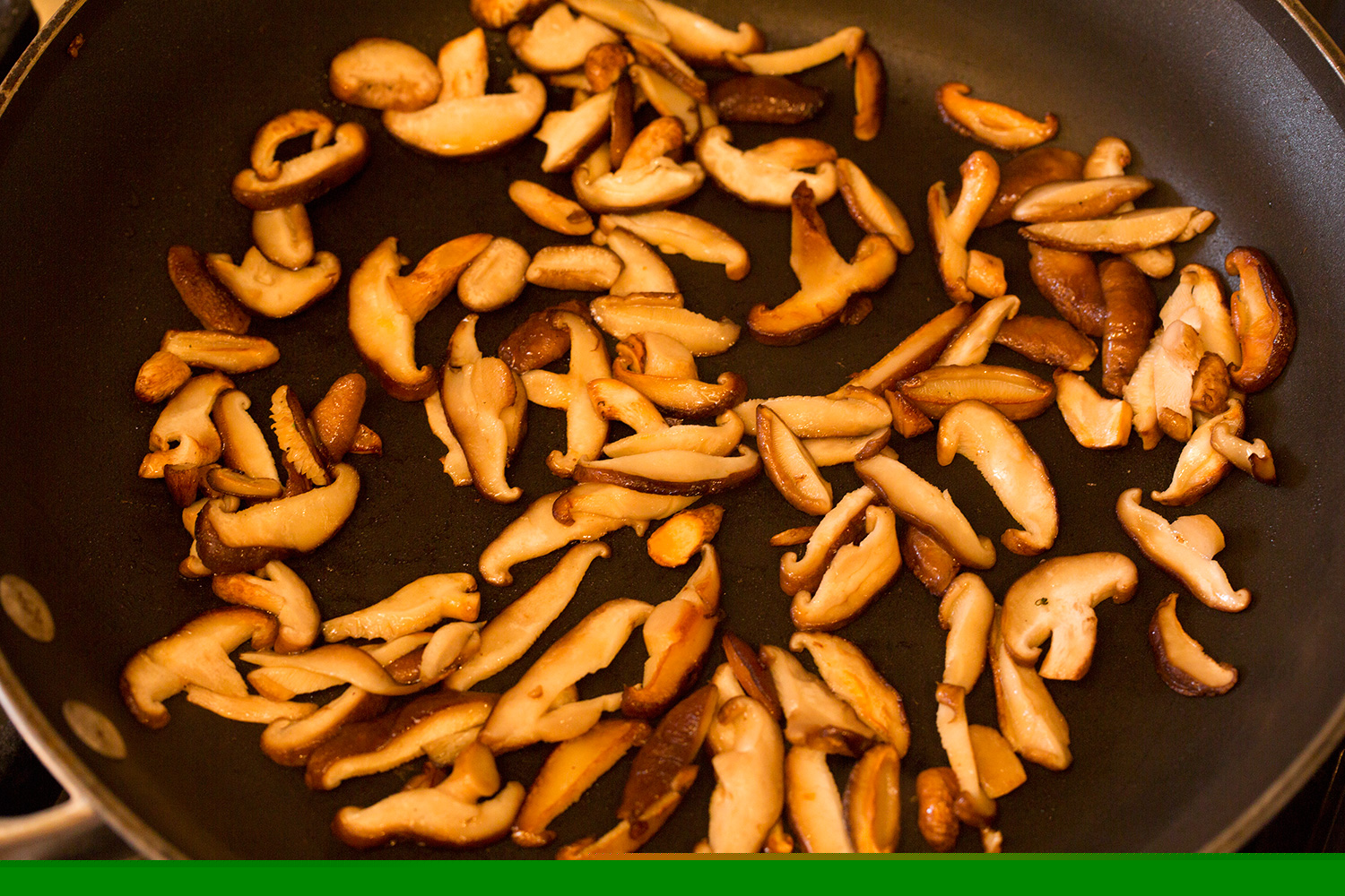 Champignons shiitake frits dans une poêle.