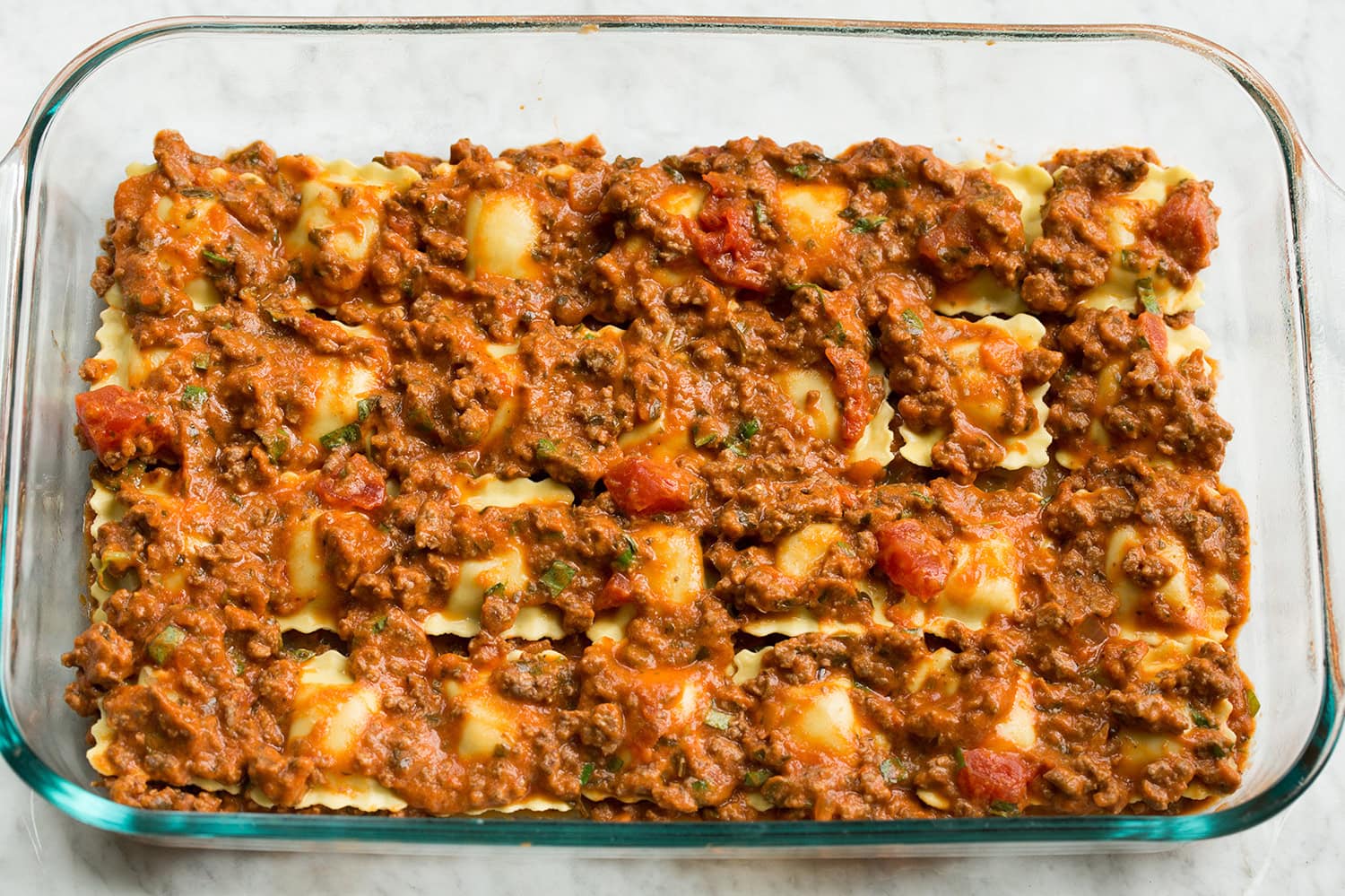 Jautienos padažas užpilamas ant raviolių