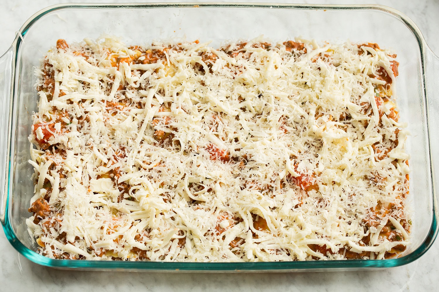 Ant padažo sluoksnio dedami susmulkinti sūriai