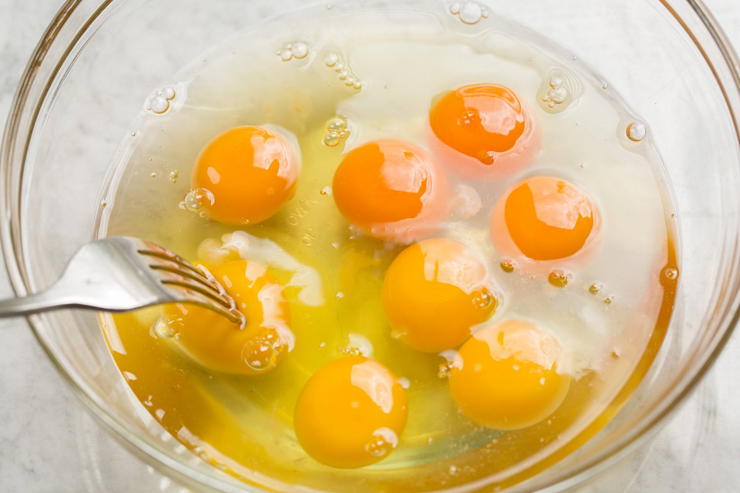 Įtrūkę kiaušiniai dubenyje, parodytame prieš sukramtydami.