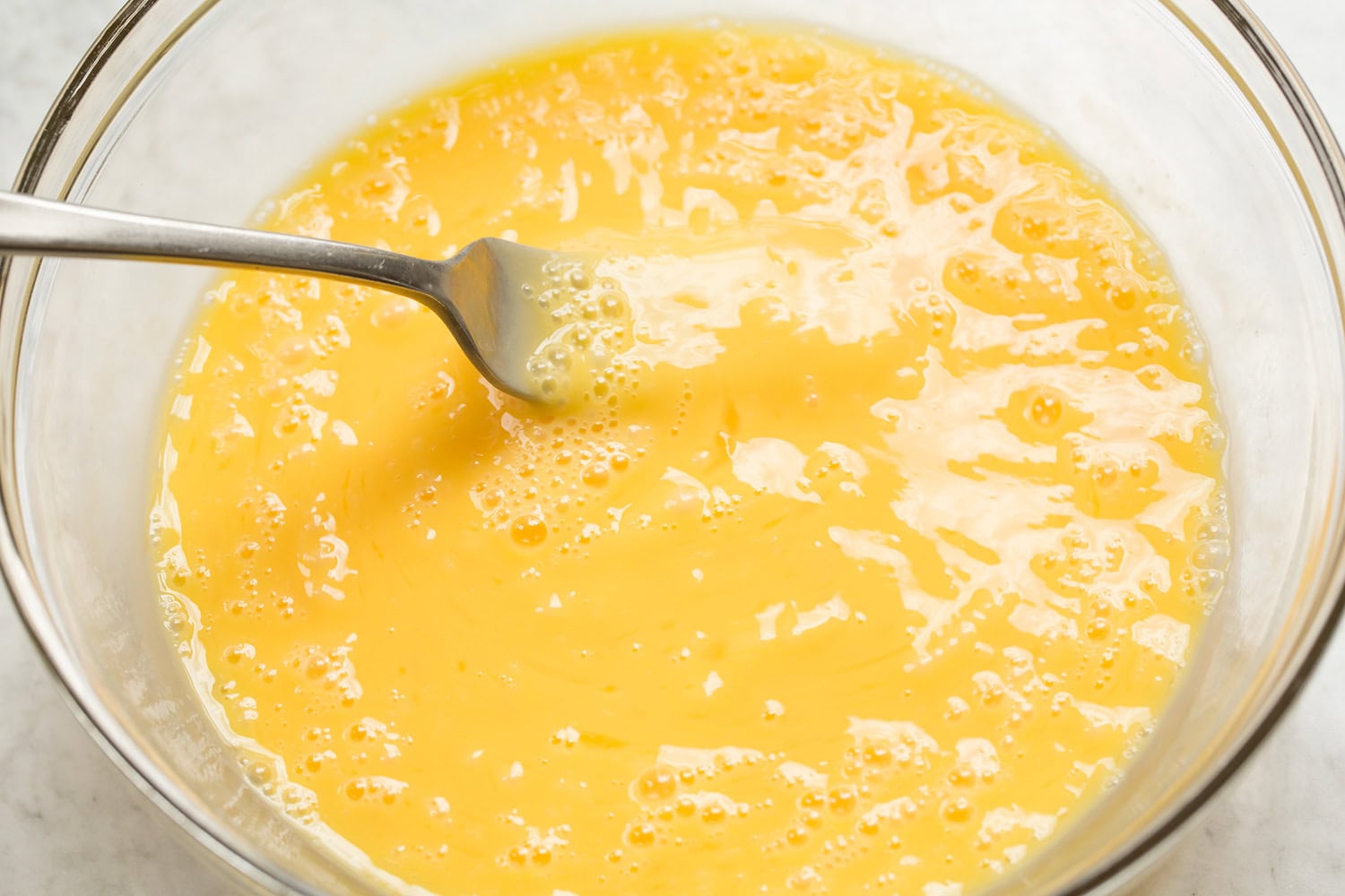 Kiaušiniai dubenyje, parodytas, sukramtytas šakute.