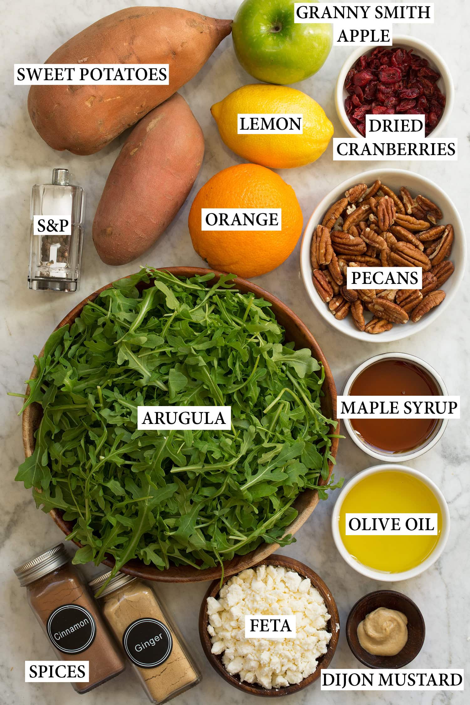 Saldžiųjų bulvių salotoms gaminti naudojami ingredientai.