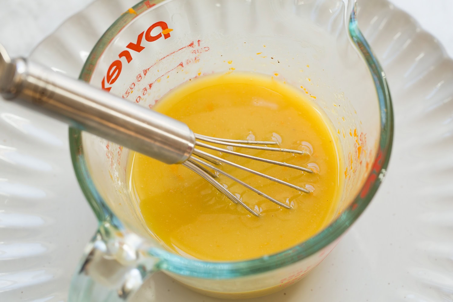 Apelsinų citrinų padažas salotoms.