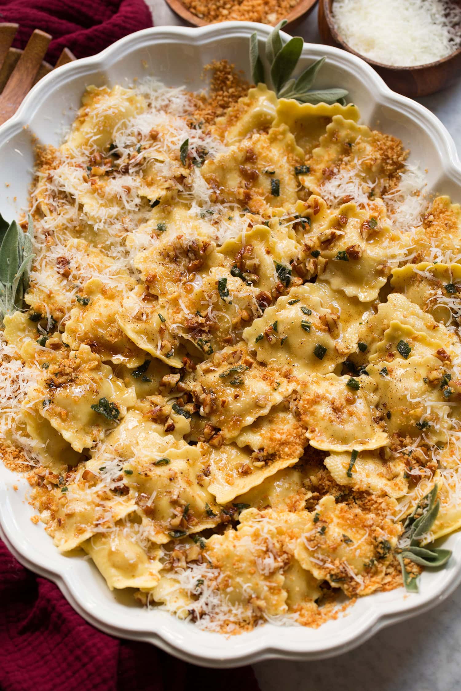 Sauce à la sauge et au beurre noisette sur raviolis au fromage.