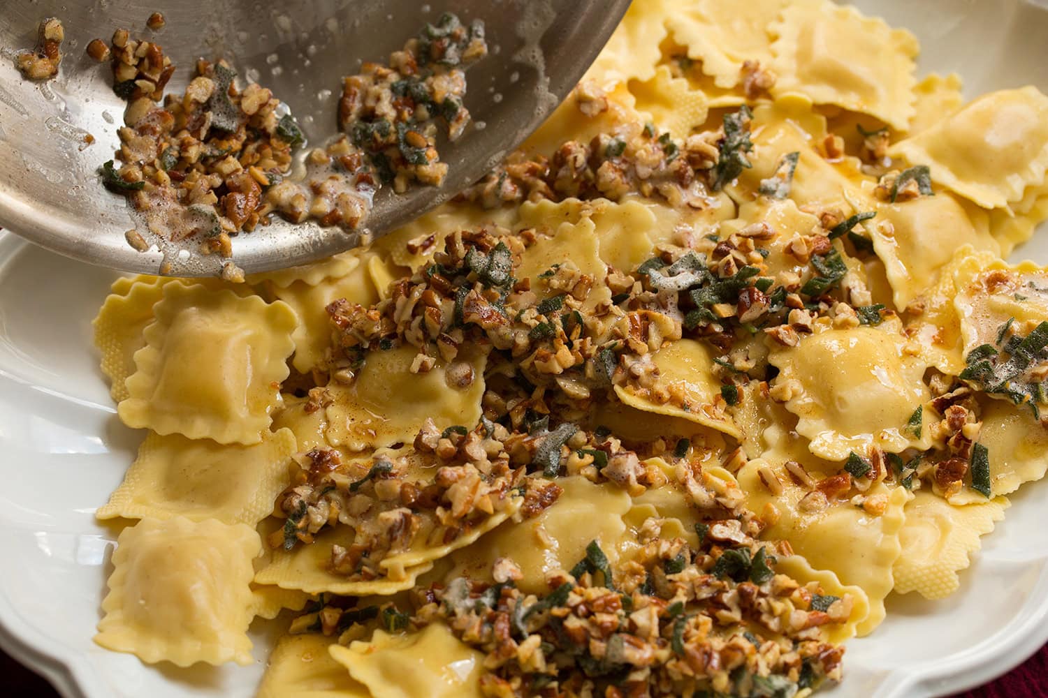 Versez la sauce à la sauge et au beurre noisette sur les pâtes.