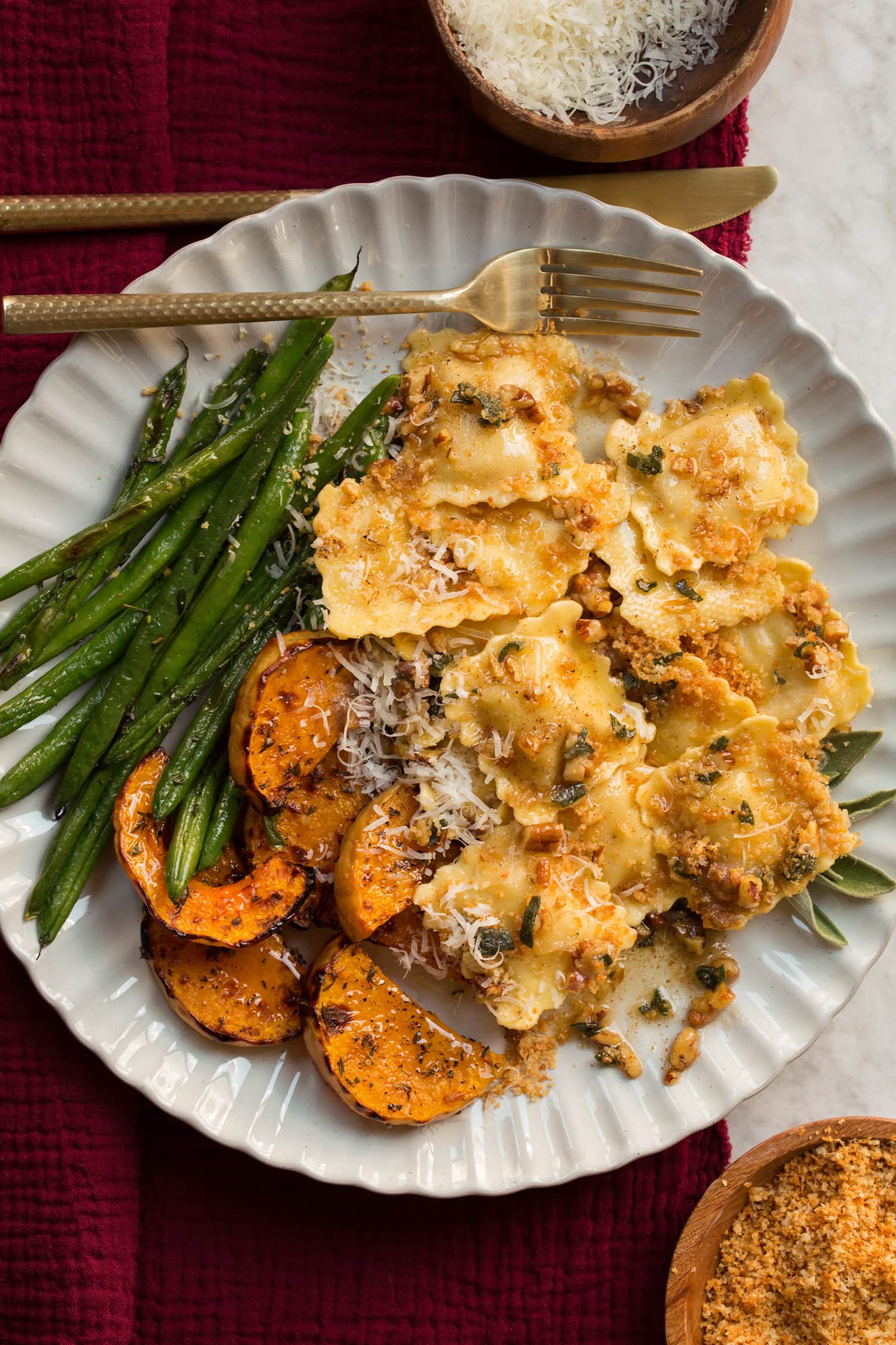 Sauce à la sauge et au beurre noisette sur raviolis aux haricots verts et à la courge.