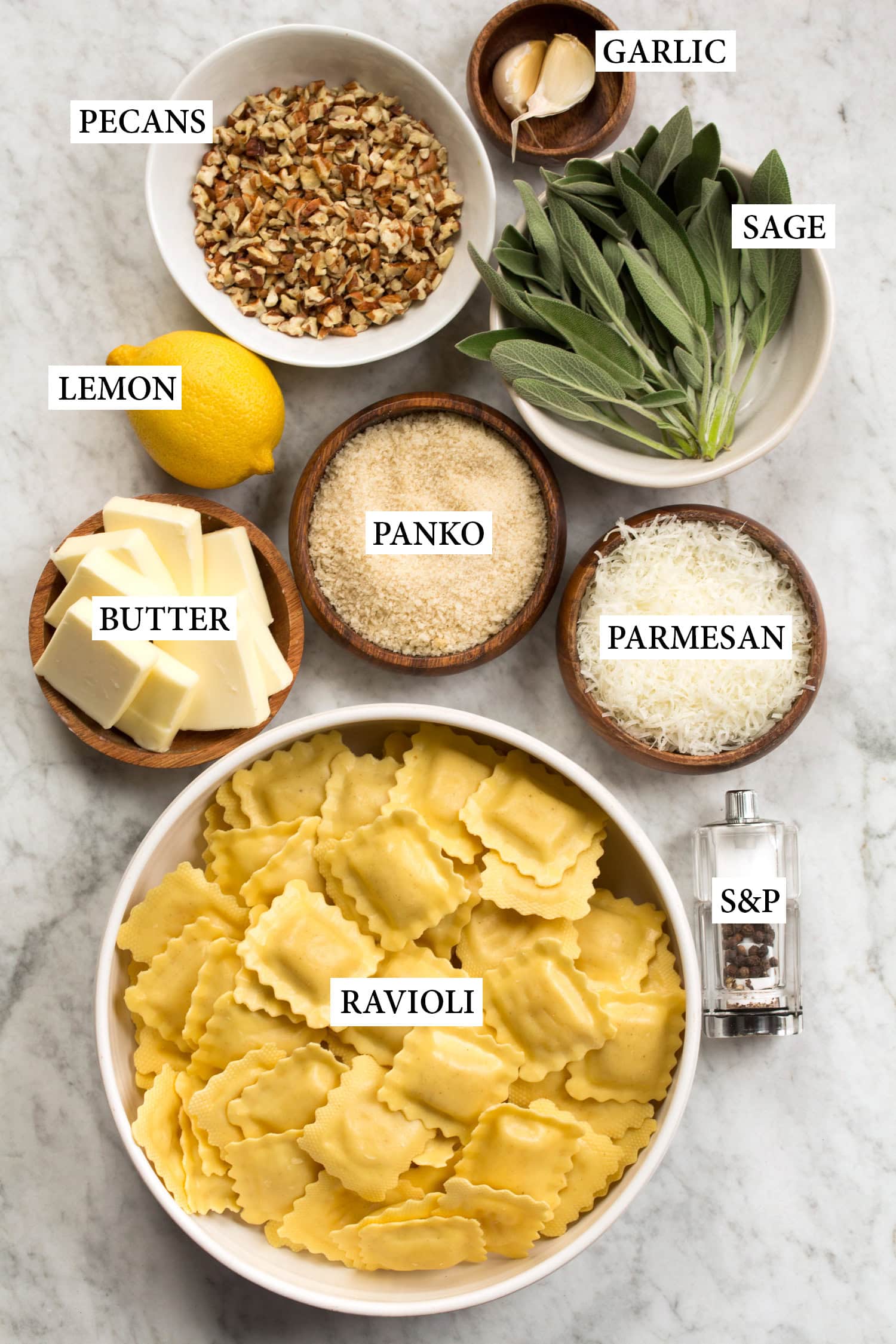 Ingrédients utilisés pour préparer la sauce au beurre noisette à la sauge pour raviolis.