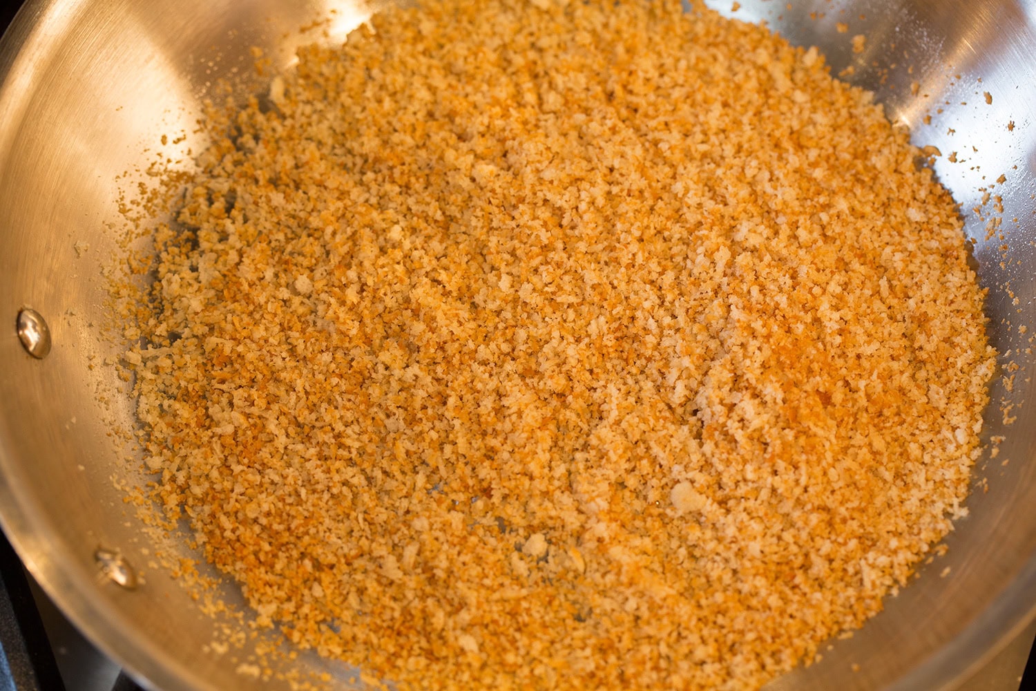 Faire griller la chapelure panko dans une poêle.