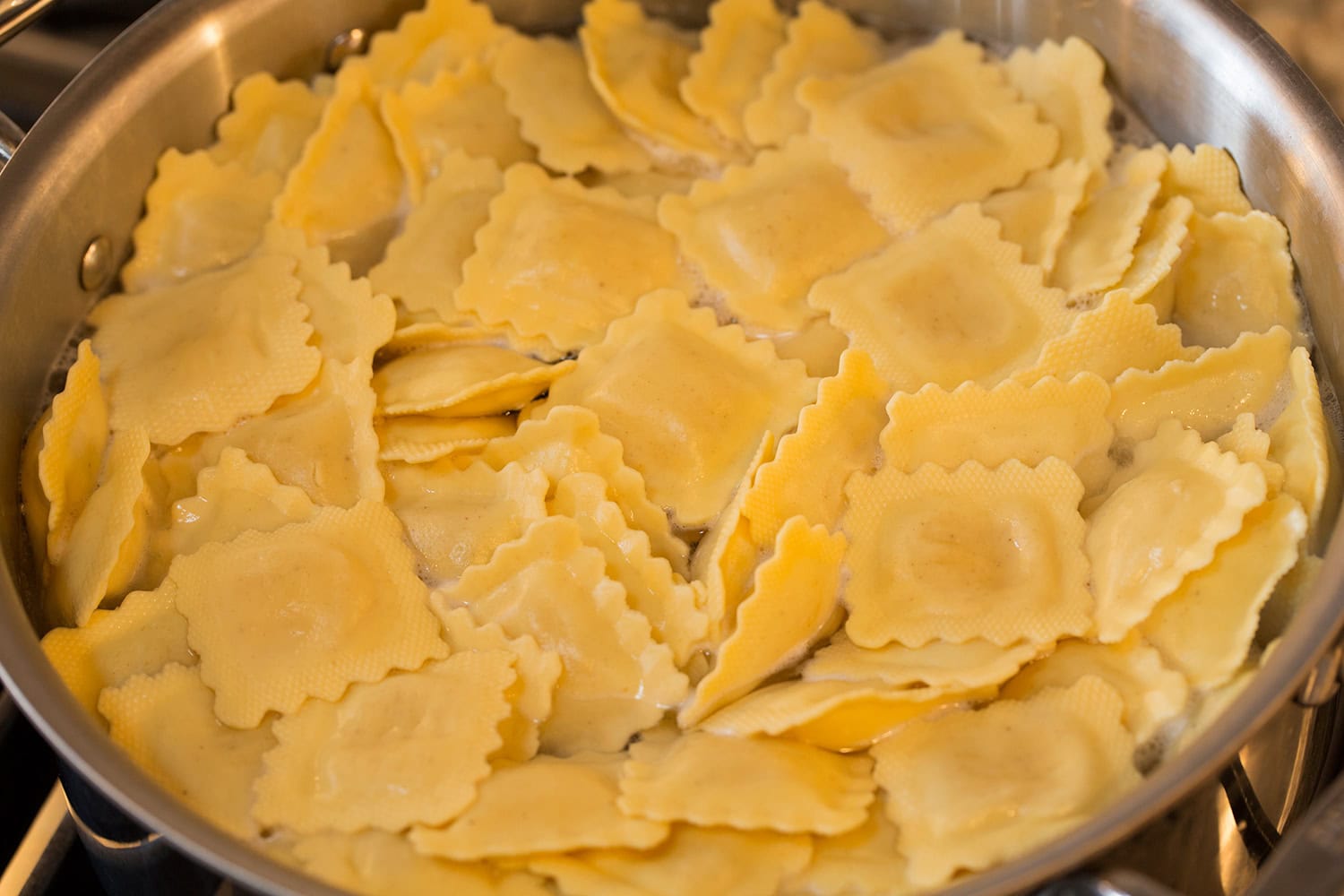 Faites cuire les raviolis dans une grande casserole d'eau bouillante.