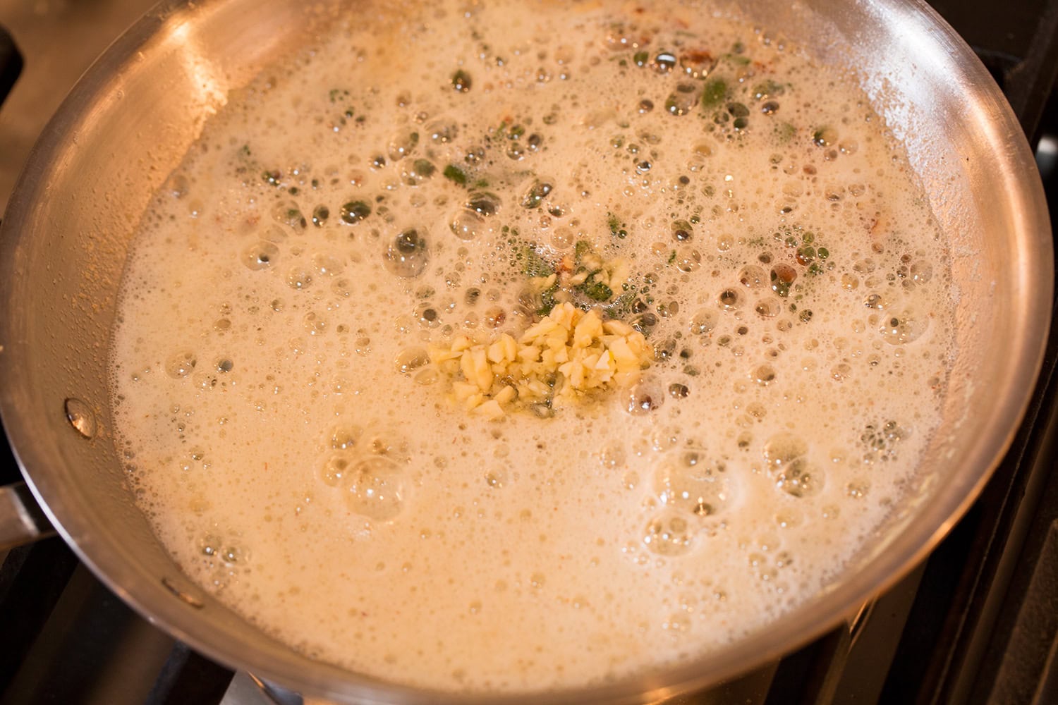 Ajouter l’ail à une sauce mousseuse à la sauge et au beurre noisette.
