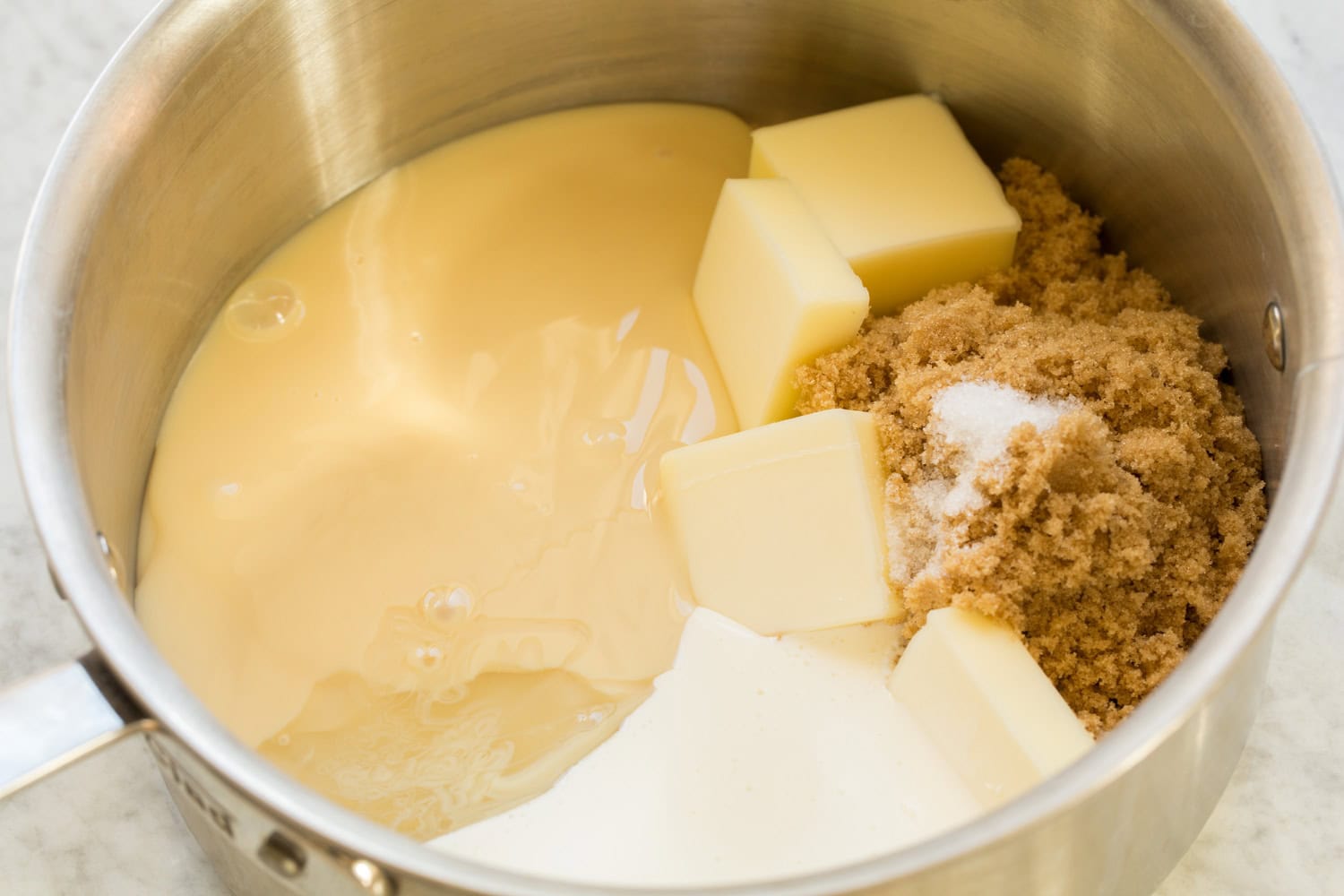 Les ingrédients du caramel apparaissent avant de fondre ensemble dans une casserole.