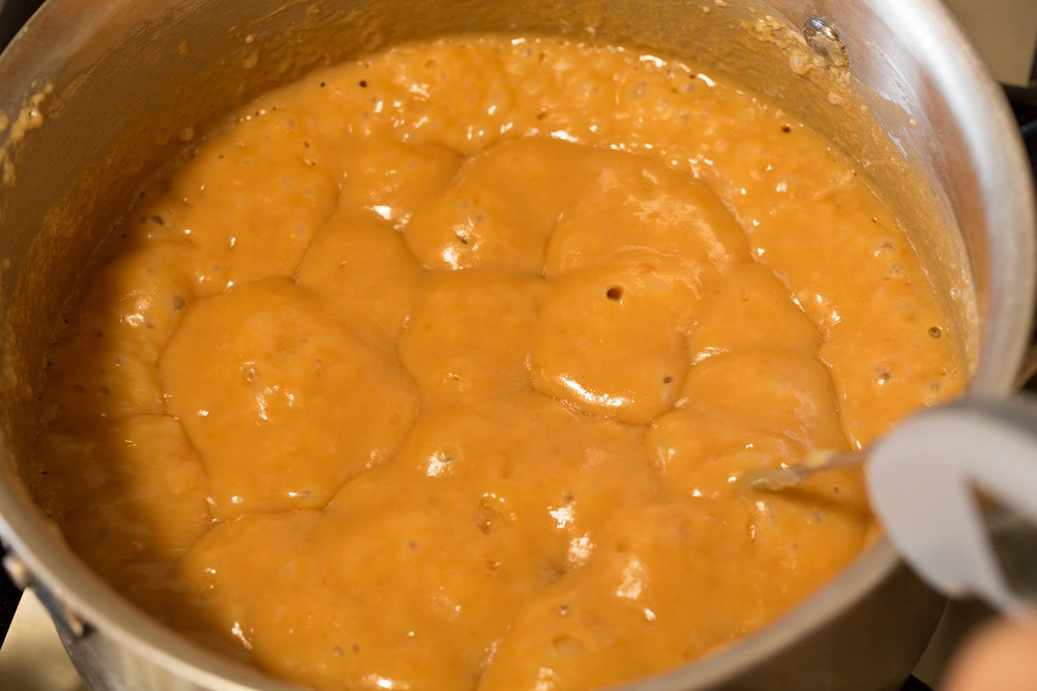 Caramel après caramel apparaît dans une casserole.