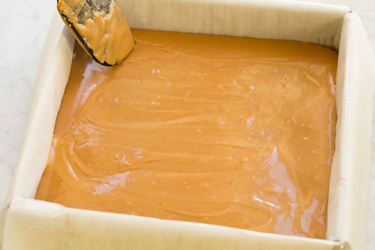 Le caramel est étalé sur la couche de sablés.