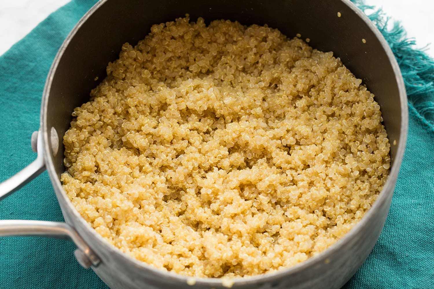 Le quinoa semble cuit dans une petite casserole.