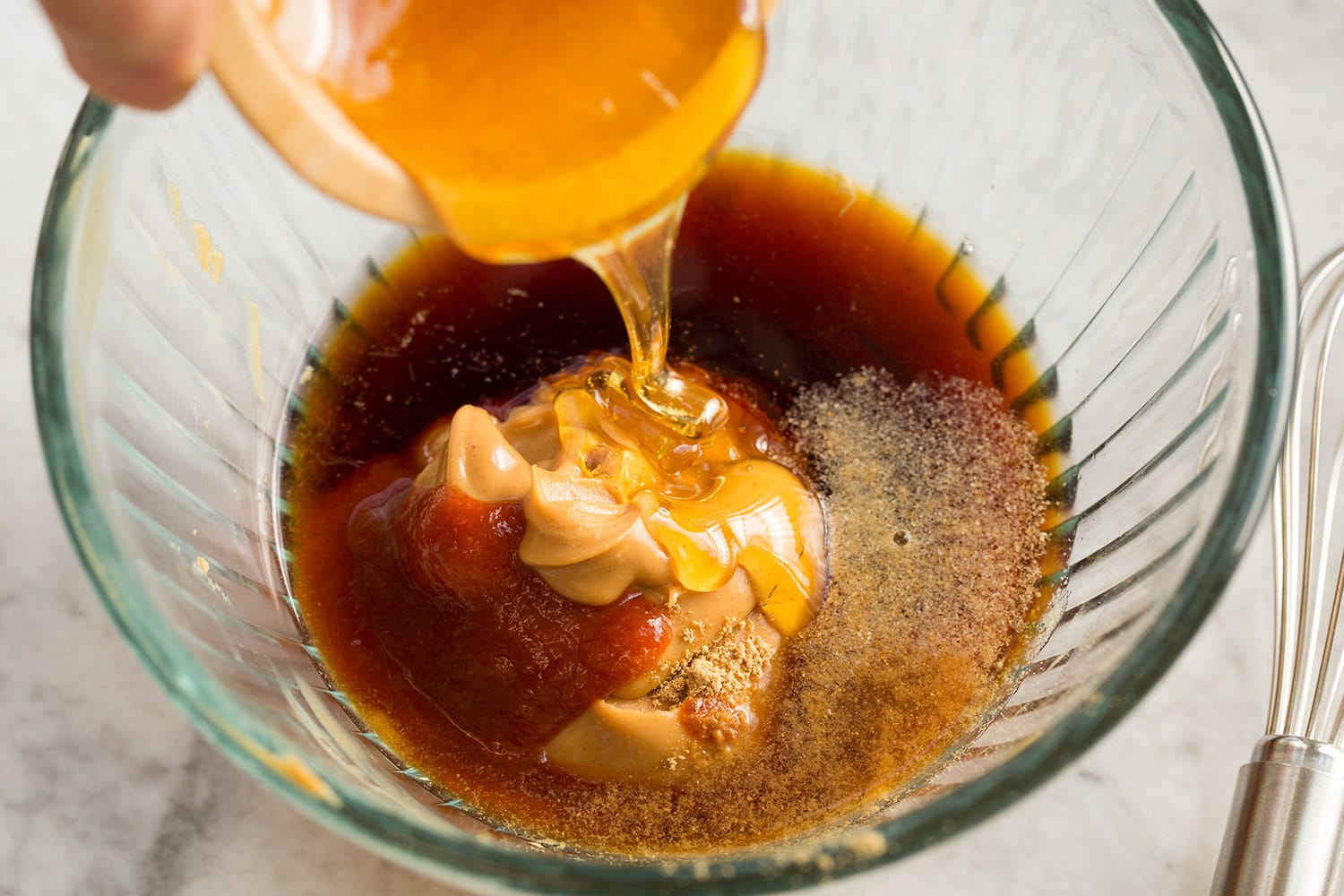 Ajoutez du miel à la sauce aux arachides.