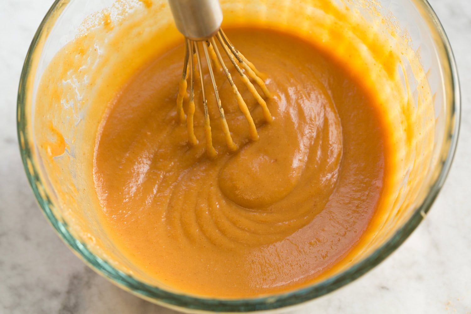 La sauce aux cacahuètes apparaît après l'avoir mélangée.