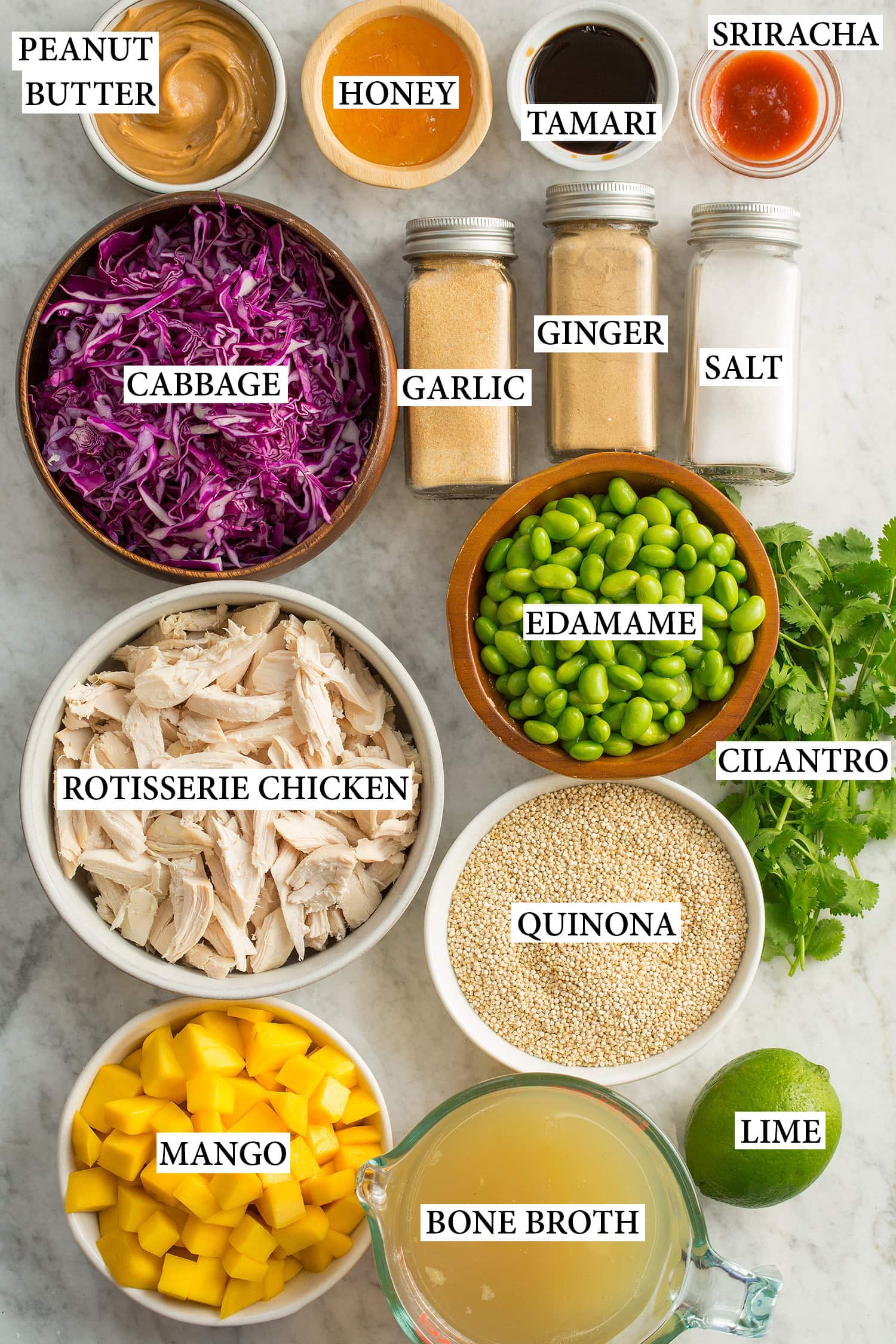 Ingrédients utilisés pour préparer un bol de protéines de poulet.