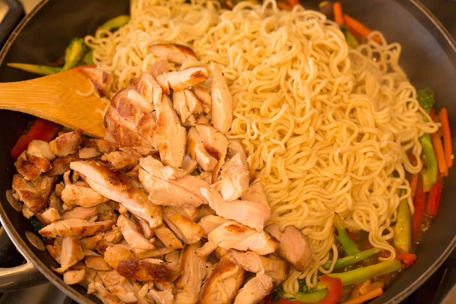 Ajoutez les ramen et le poulet cuit au sauté.