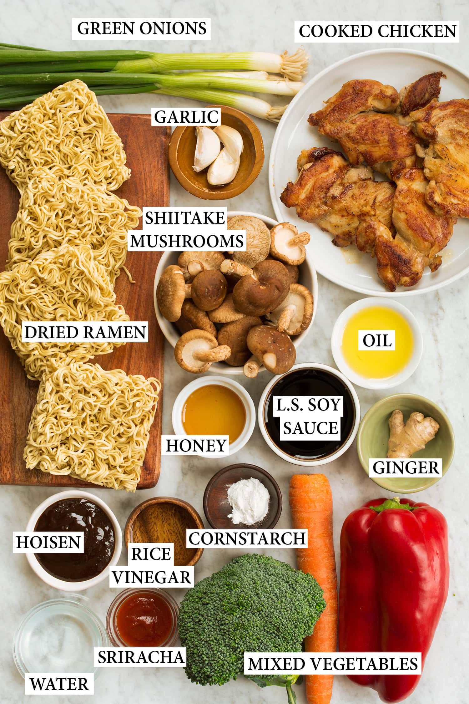 Ingrédients utilisés pour préparer des nouilles ramen frites.