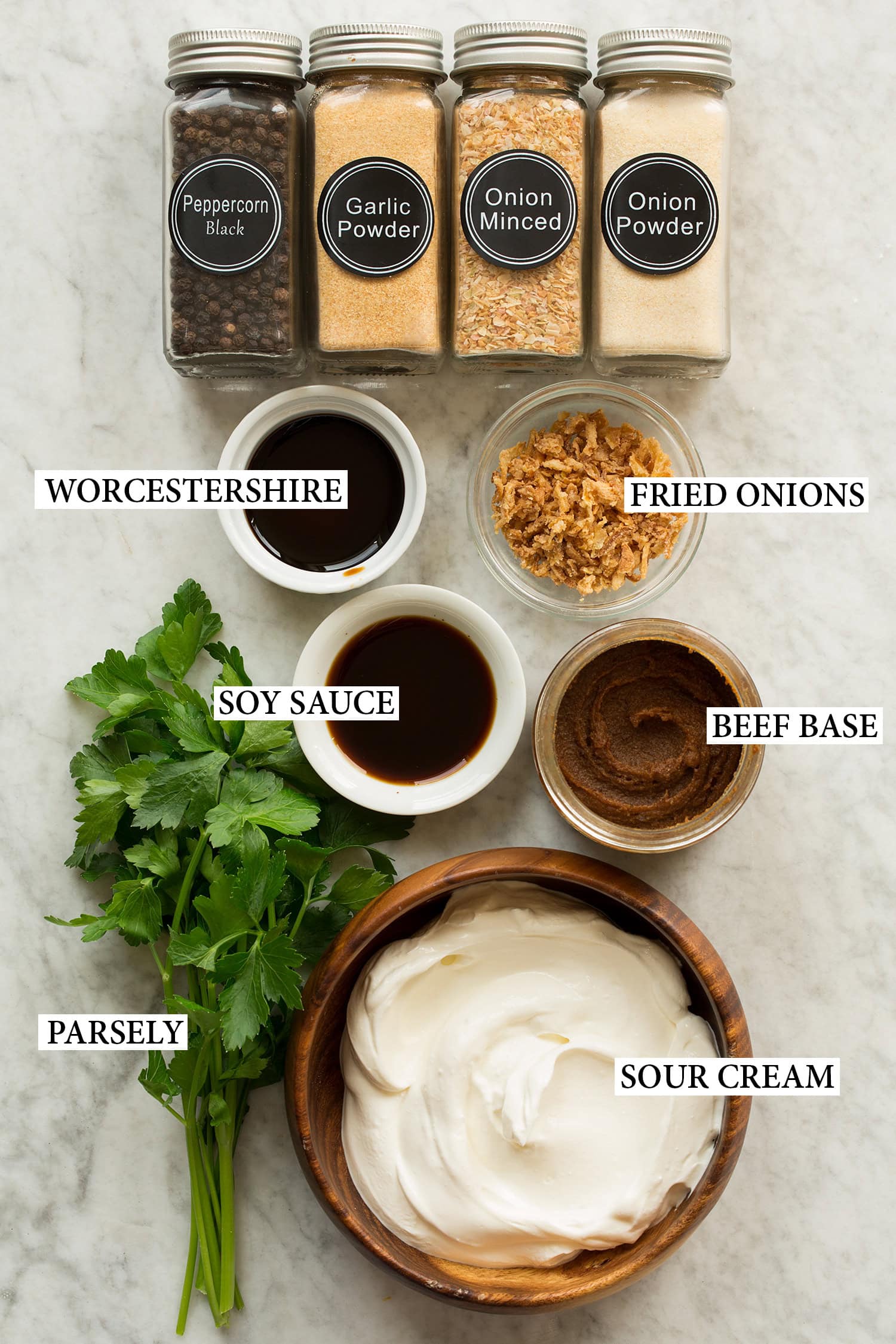 Ingrédients utilisés pour faire la sauce à l'oignon française.