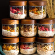 Naminiai greitai paruošiami avižiniai dribsniai stikliniuose indeliuose.