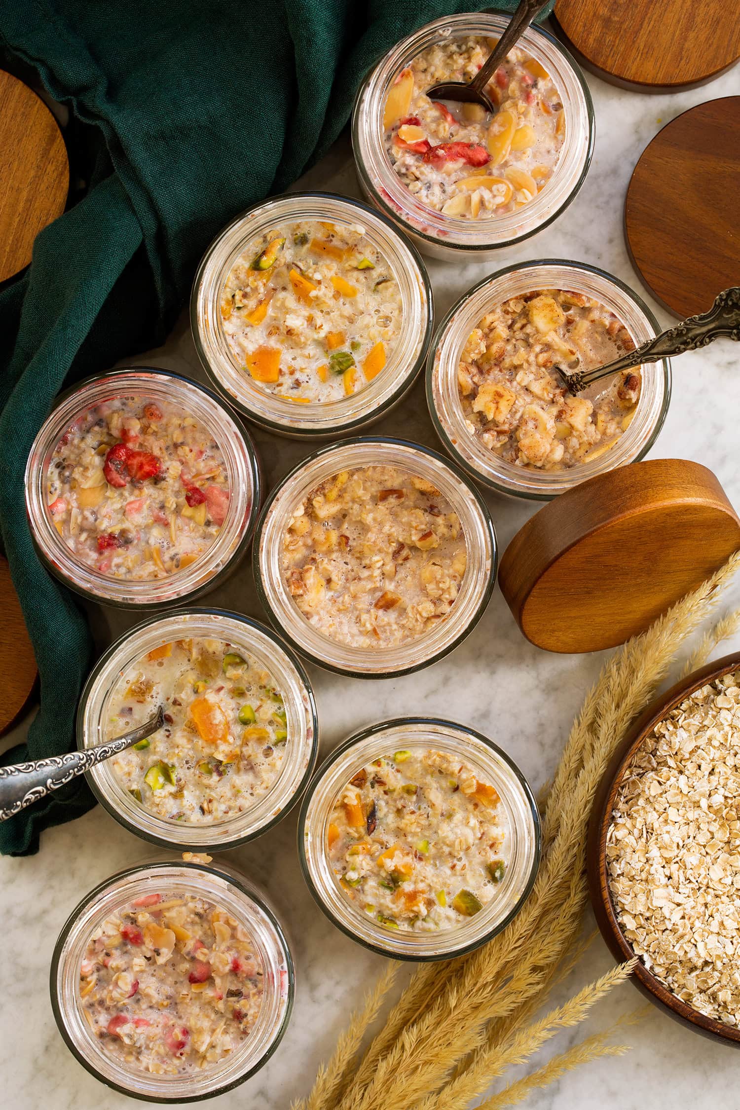 Paruošti greitai paruošiami avižiniai dribsniai su karštu vandeniu įpilami ir išmaišomi.