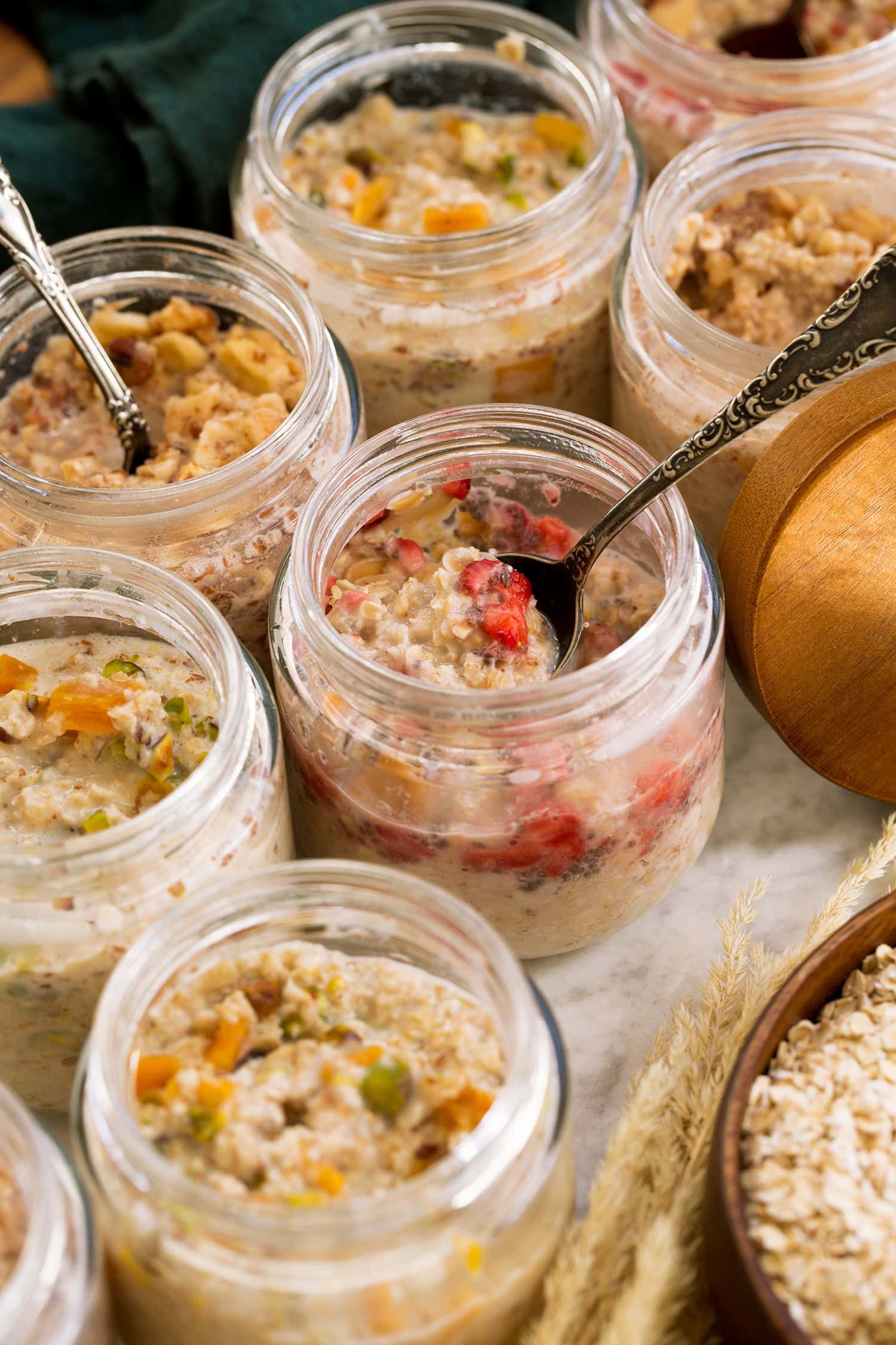 Paruoštos „pasidaryk pats“ tirpios avižos su vaisiais ir riešutais.