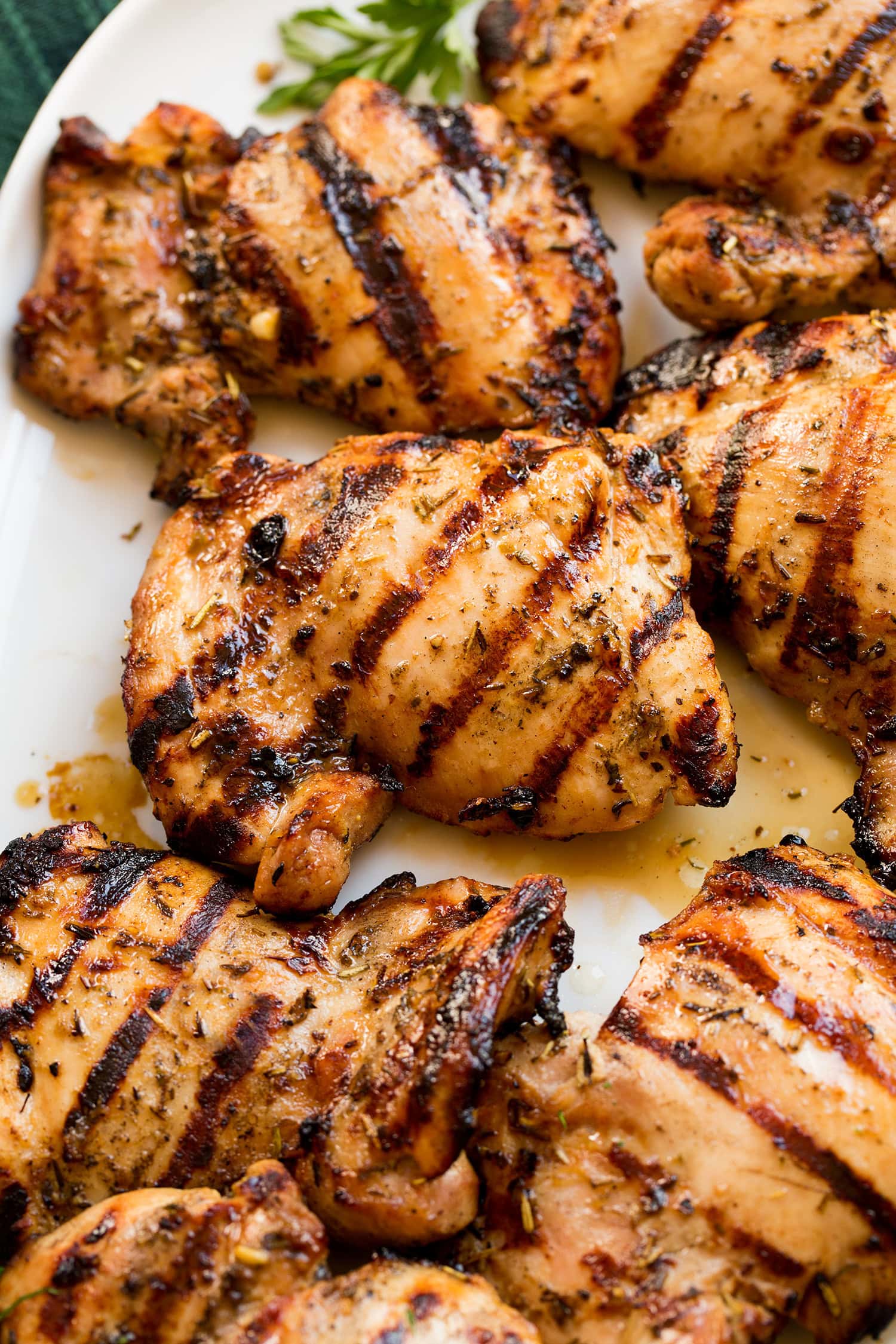 Close up photo of grilled chicken thighs.